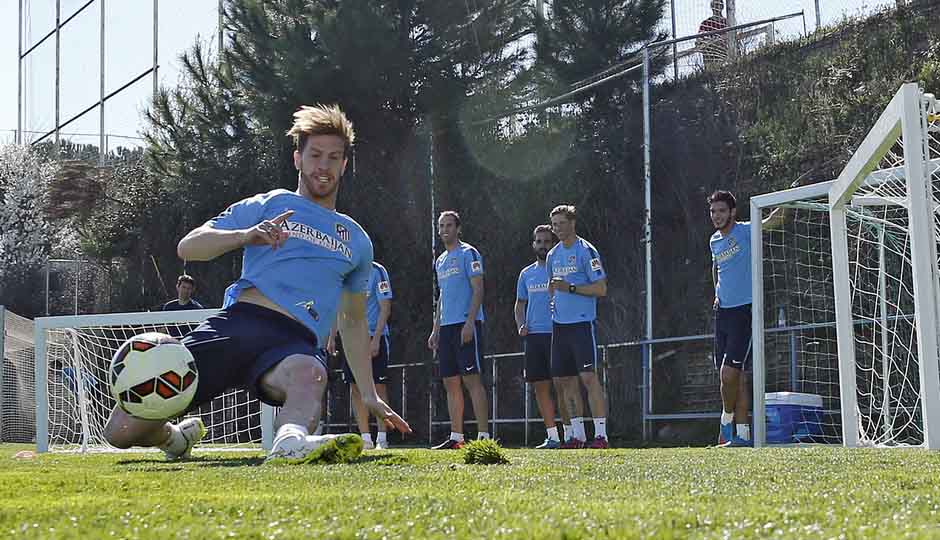 http://s6.picofile.com/file/8177416584/Fernando_Torres_Trainings_Before_Match_Against_Bayer_By_F9Tfasn_blogsky_com_2_.jpg