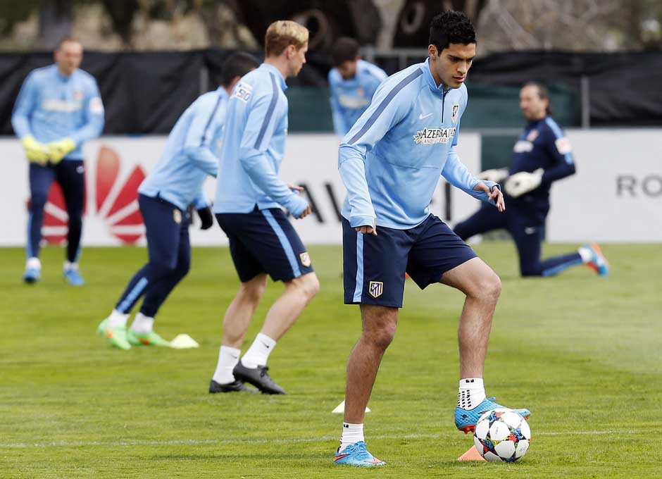 http://s6.picofile.com/file/8177417018/Fernando_Torres_Trainings_Before_Match_Against_Bayer_By_F9Tfasn_blogsky_com_6_.jpg