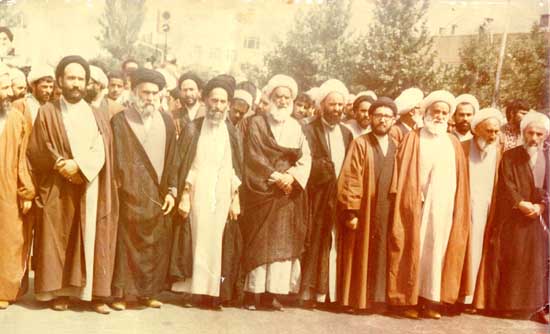 راهپیمائی علماء در پیروزی انقلاب ی که سید حسن ابطحی نفر اول از سمت چپ ایستاده اند راهپیمائی علماء در پیروزی انقلاب ی که سید حسن ابطحی نفر اول از سمت چپ ایستاده اند