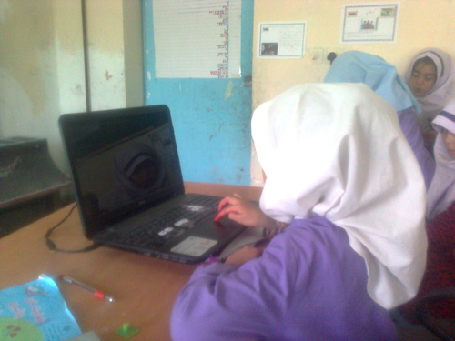 آموزش رایانه در دبستان شهید یوسفی روستای معصوم آباد میربگ