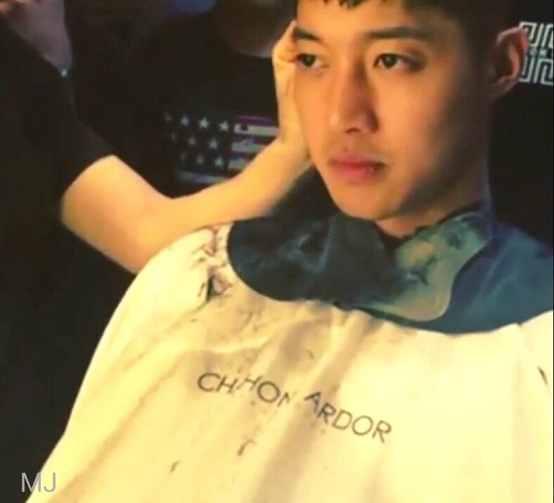 Hyun Joong Friends (Barber) Made a Leader Hair Cut Clip