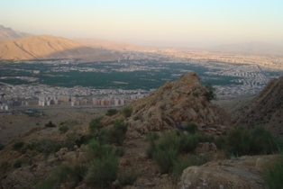 نمایی از غرب شهر شیراز و کوه دراگ