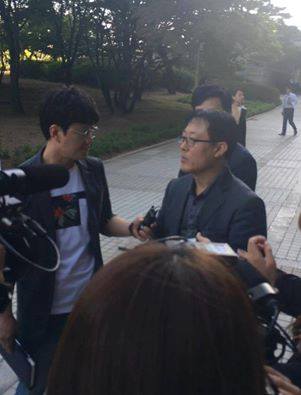 Media News Men Waiting Outside The Court