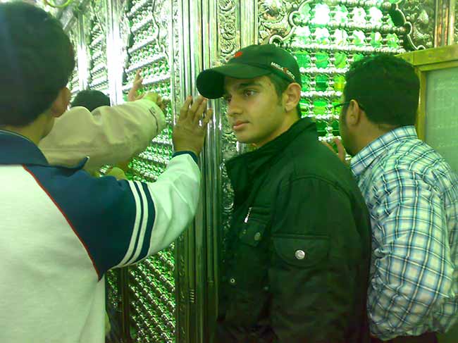 شهید محمّد علی دولت آبادی درحرم حضرت عبدالعظیم حسنی