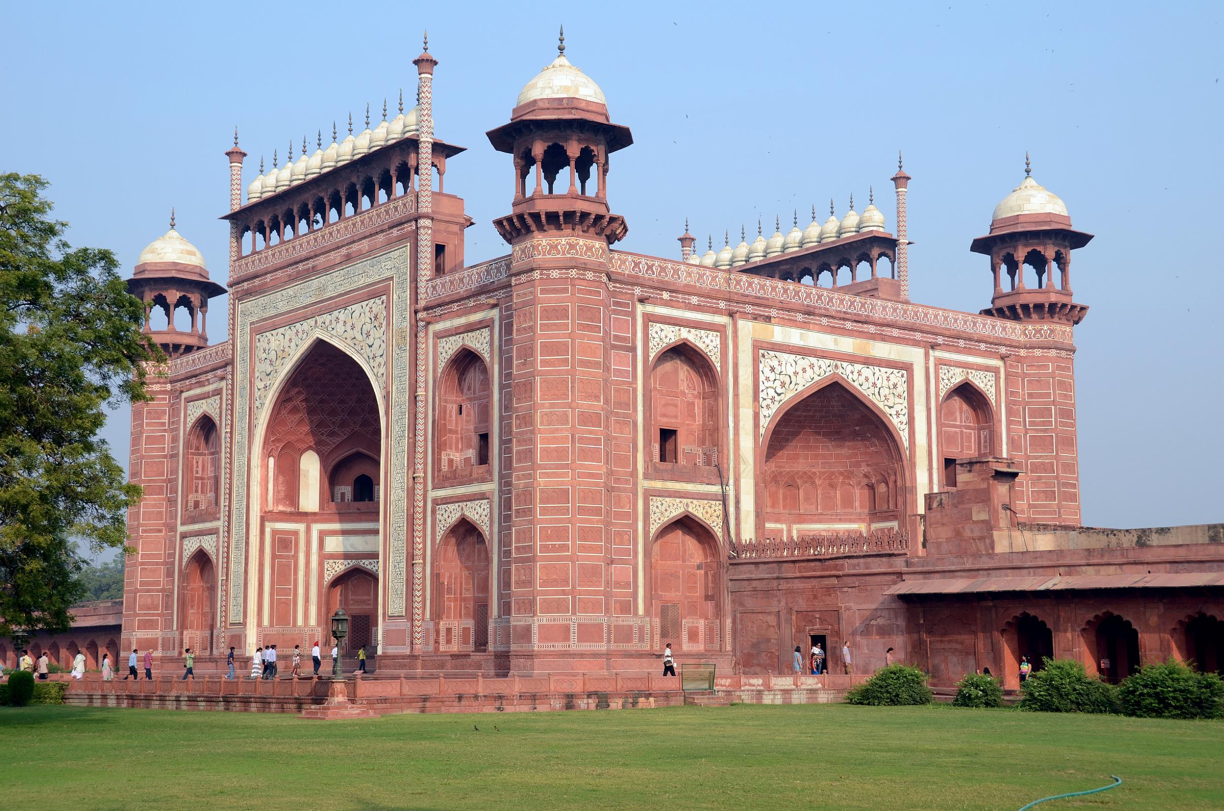 http://s6.picofile.com/file/8196926492/Agra_Taj_Mahal_01_The_Entrance_To_The_Taj_Mahal_Is_Through_The_Darwaza_Great_Gate.jpg