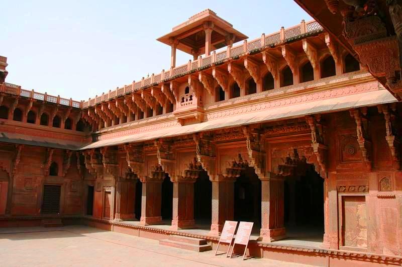 http://s6.picofile.com/file/8197386234/Agra_Red_Fort_9578.jpg