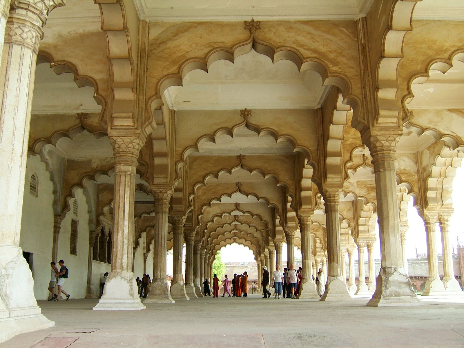 http://s6.picofile.com/file/8197395734/Agra_Fort_Diwan_i_Am_Hall_of_Public_Audience_Apr_2004_032.jpg