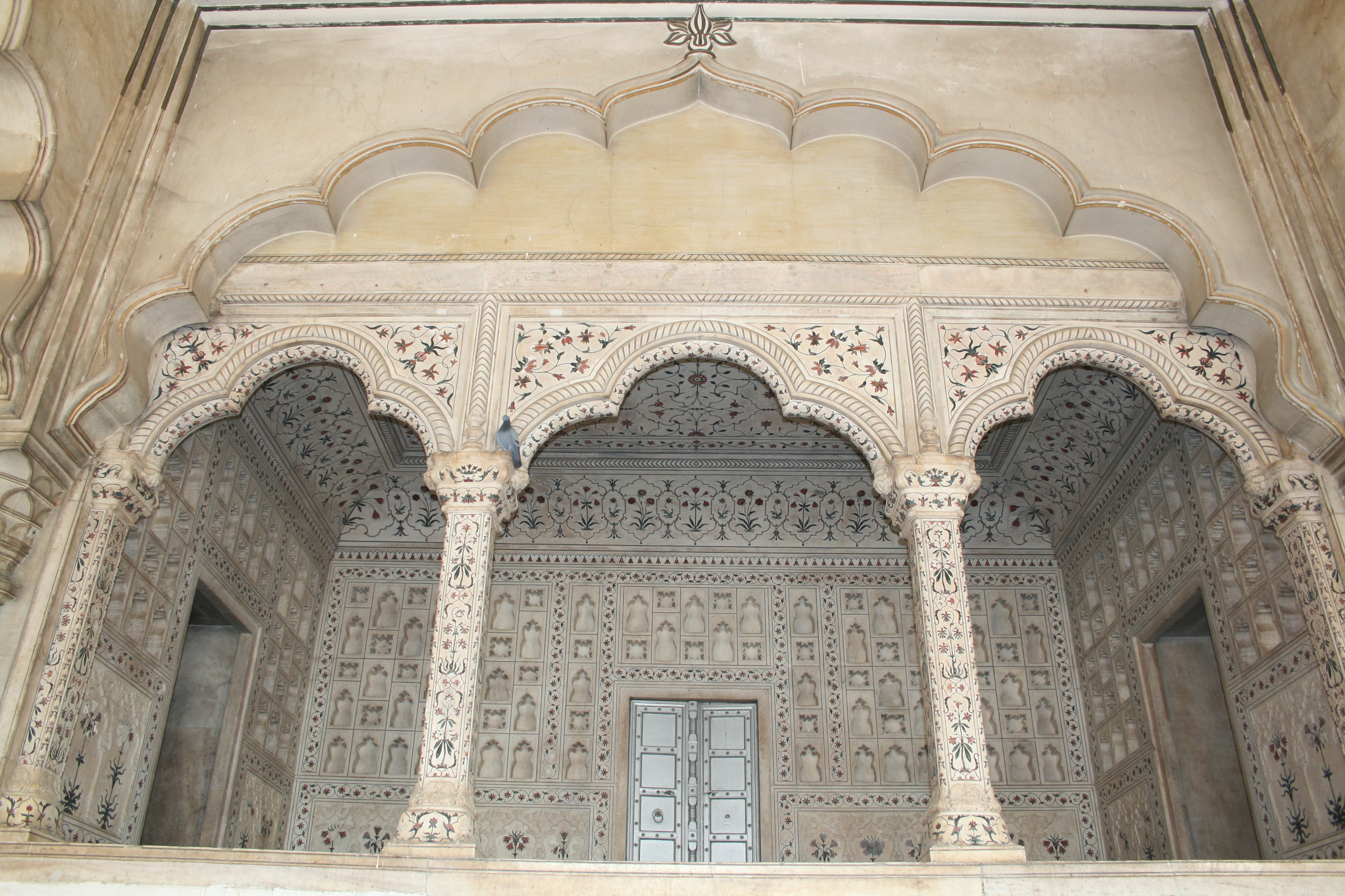 http://s6.picofile.com/file/8197397500/Diwan_i_Am_Red_Fort_Agra_India541620.JPG