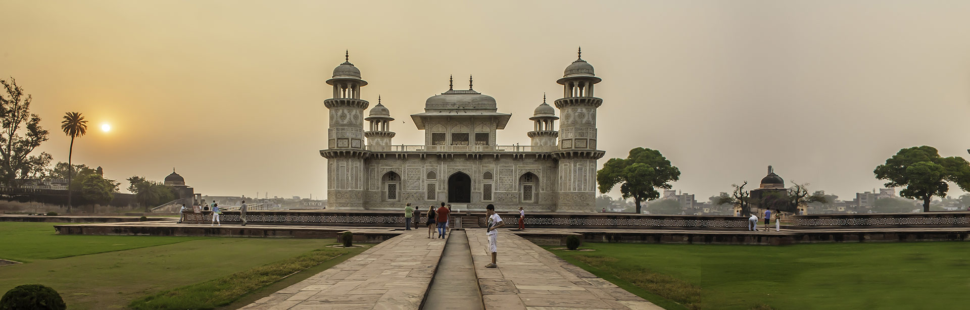 http://s6.picofile.com/file/8198034218/Breathtaking_Tombs_in_Agra.jpg