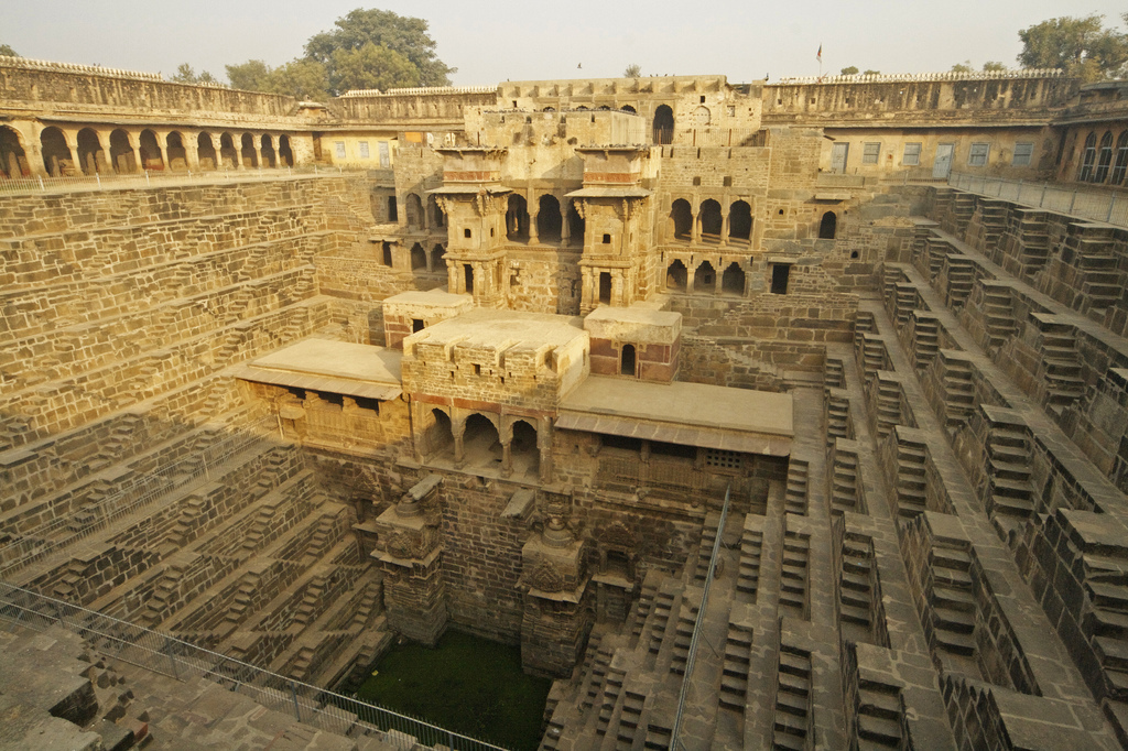 http://s6.picofile.com/file/8198937842/abhaneri_step_well_images.jpg