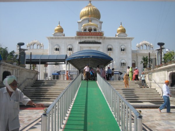 http://s6.picofile.com/file/8199013034/2819663_sikh_temple_in_New_Delhi_1.jpg