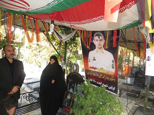 پدرومادر شهید محمد علی دولت آبادی در مراسم گرامیداشت سومین سالگرد شهادت شهید محمد علی دولت آبادی،بهشت زهرا