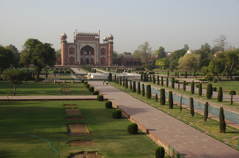 http://s6.picofile.com/file/8199857484/AGR_Agra_Taj_Mahal_sandstone_gateway_to_the_inner_compound_with_ornamental_gardens_3008x2000.jpg