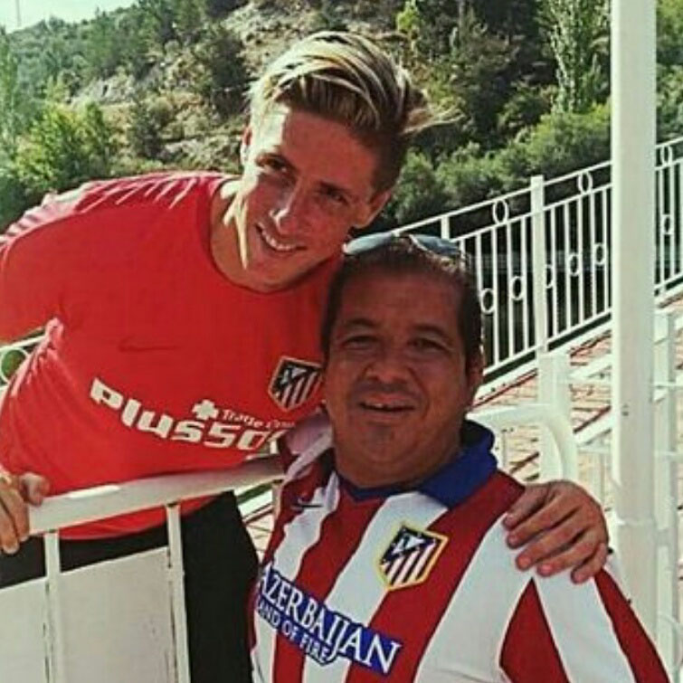 http://s6.picofile.com/file/8202762342/Fernando_Torres_and_His_Fans_by_F9Tfans_blogsky_com_8_.jpg