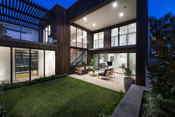 خانه ی وارهاوس در استرالیا با حیاط مرکزی
