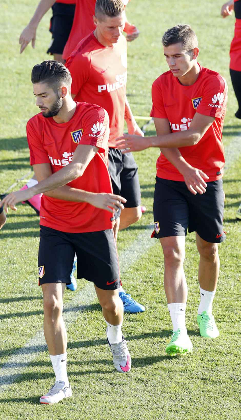 http://s6.picofile.com/file/8207392634/Fernand_Torres_Training_pics_before_the_match_against_LAP_by_F9Tfans_blogsky_com_6_.jpg