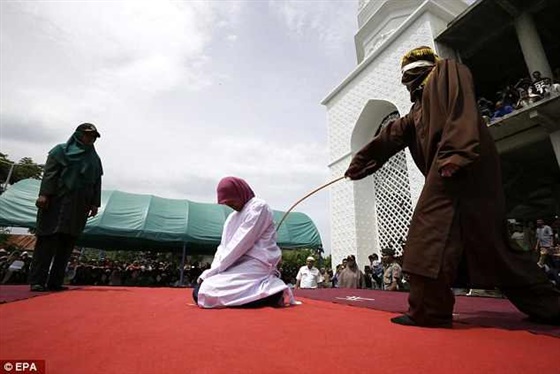 گزارش تصویری از اجرای حد زنا بر متهمان زن اندونزی