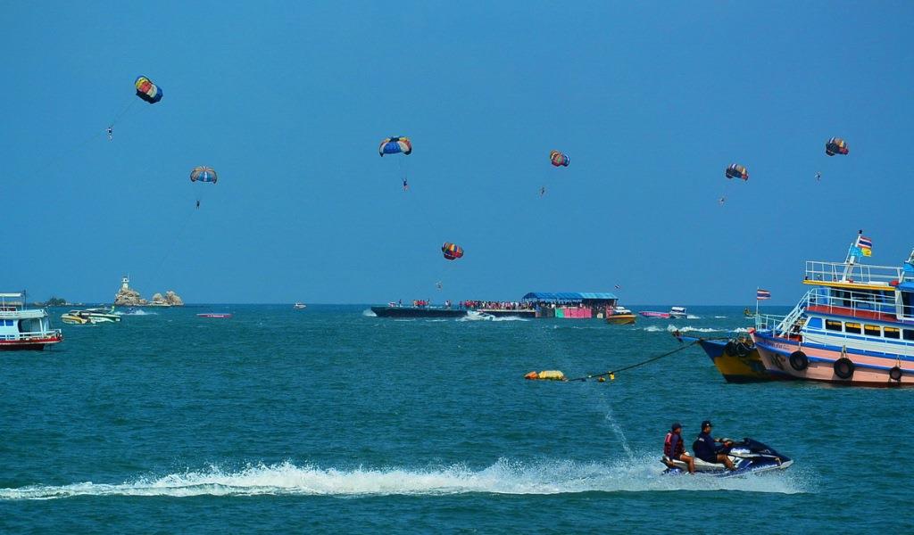http://s6.picofile.com/file/8216548118/Thailand_Pattaya_Beach_parasailing_1904_1.jpg