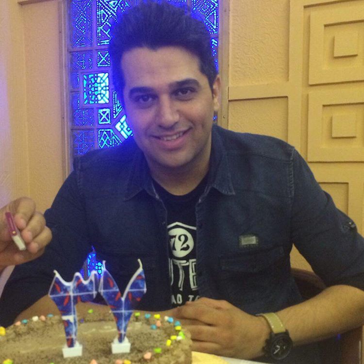 http://s6.picofile.com/file/8220442342/Instagram_1446057408422.jpg