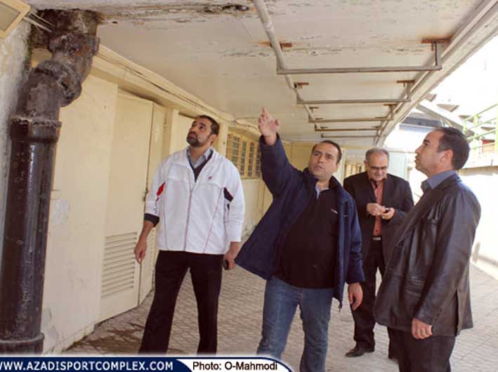 مهندس ولی زینالزاده قاضی جهانی به همراه مهندس نیکوخصال در طی بازدید مهندس عباسی از استادیوم یکصد هزار نفری در خصوص بازسازی های صورت گرفته  توضیحاتی ارائه نمودند