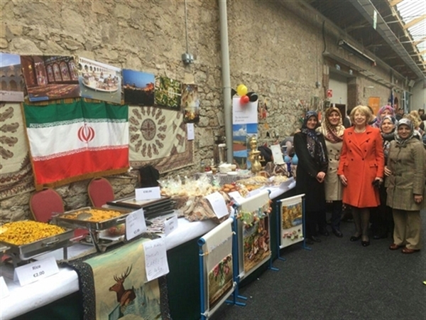 خانم رئیس جمهور ایرلند با مسئولین غرفه ایران در بازارچه خیریه 