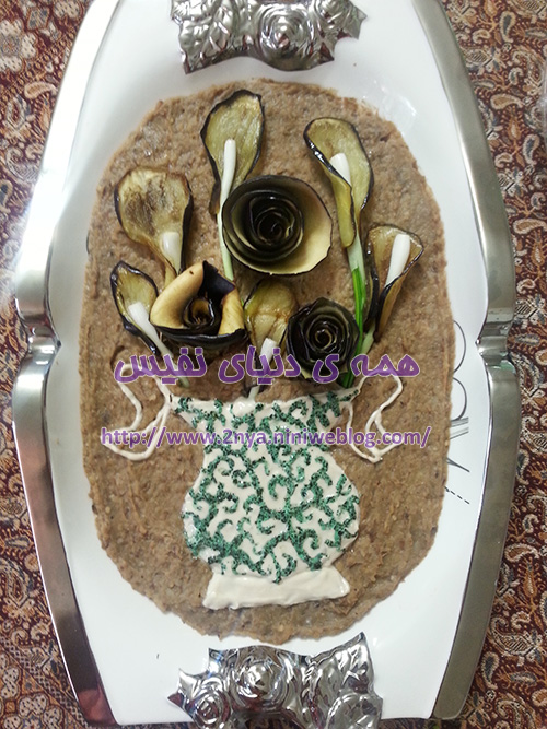 تزئین حلیم بادمجان بشکل گلدان گل رز و شیپوری