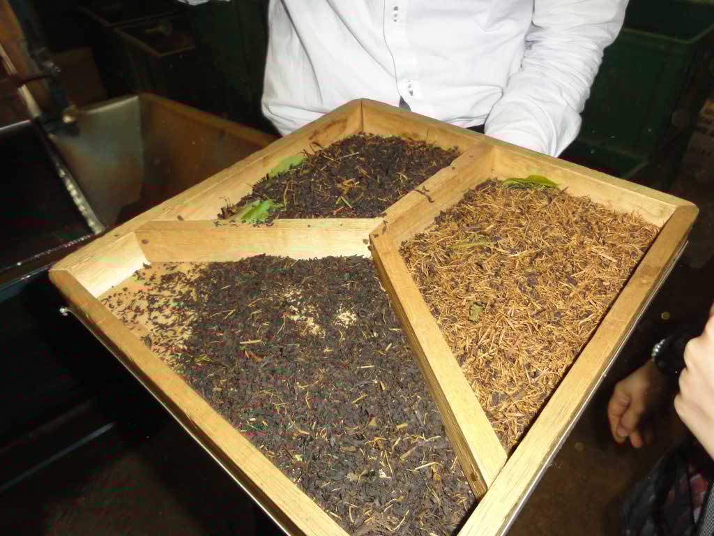 http://s6.picofile.com/file/8230949284/645.jpg
