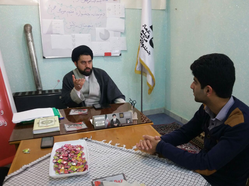 نشست صمیمی با اولین امام جمعه بخش حویق نشست صمیمی با اولین امام جمعه بخش حویق