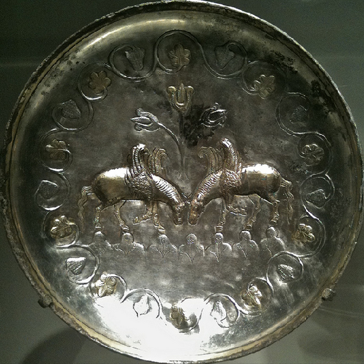 بشقاب نقره ی ساسانی با نقش دو اسب بالدار