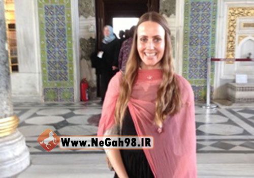 این زن بی حجاب امام جماعت مسجدی در دانمارک است!!