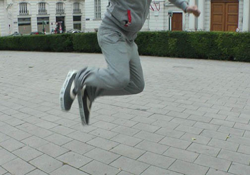 کفش هایی که تجربه قدم زدن روی ماه را به کاربر القا می کنند