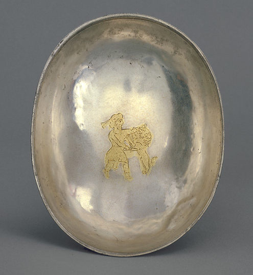 کاسه ی نقره ی ساسانی با نقش نبرد با شیر