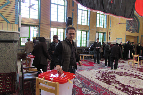 رأی‌گیری در گرمه آغاز شد / فرماندار رأی خود را به صندوق انداخت