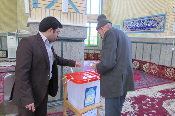 رأی‌گیری در گرمه آغاز شد / فرماندار رأی خود را به صندوق انداخت