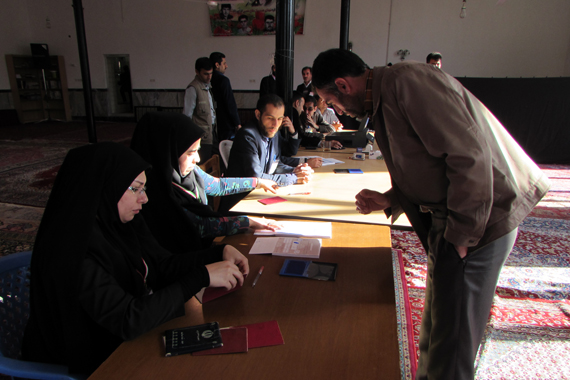 رأی‌گیری در گرمه آغاز شد / فرماندار رأی خود را به صندوق انداخت