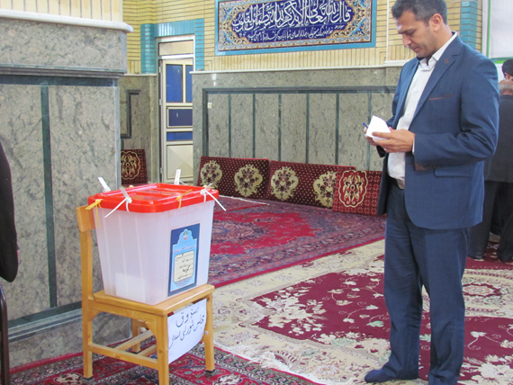 رأی‌گیری در گرمه آغاز شد / فرماندار رأی خود را به صندوق انداخت