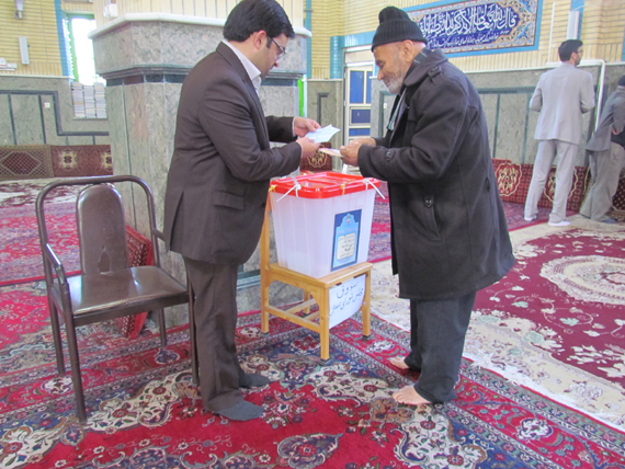 رأی‌گیری در گرمه آغاز شد / فرماندار رأی خود را به صندوق انداخت