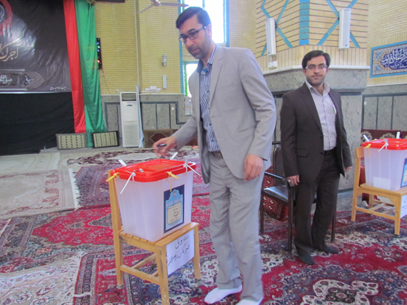 رأی‌گیری در گرمه آغاز شد / فرماندار رأی خود را به صندوق انداخت