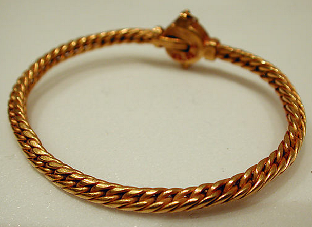 گوشواره ها و دستبندهای طلا با قدمت هزارساله 
