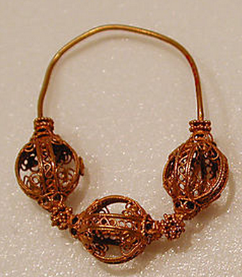 گوشواره ها و دستبندهای طلا با قدمت هزارساله