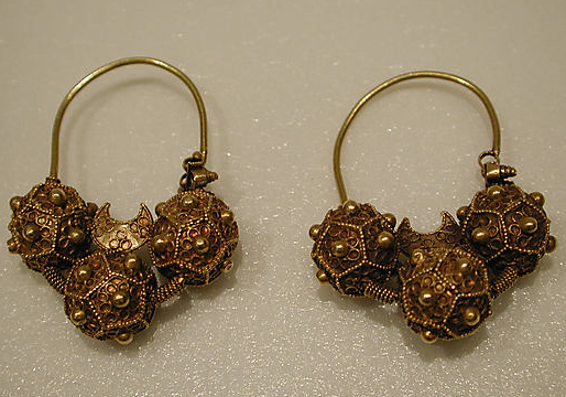 گوشواره ها و دستبندهای طلا با قدمت هزارساله  (سری سوم)