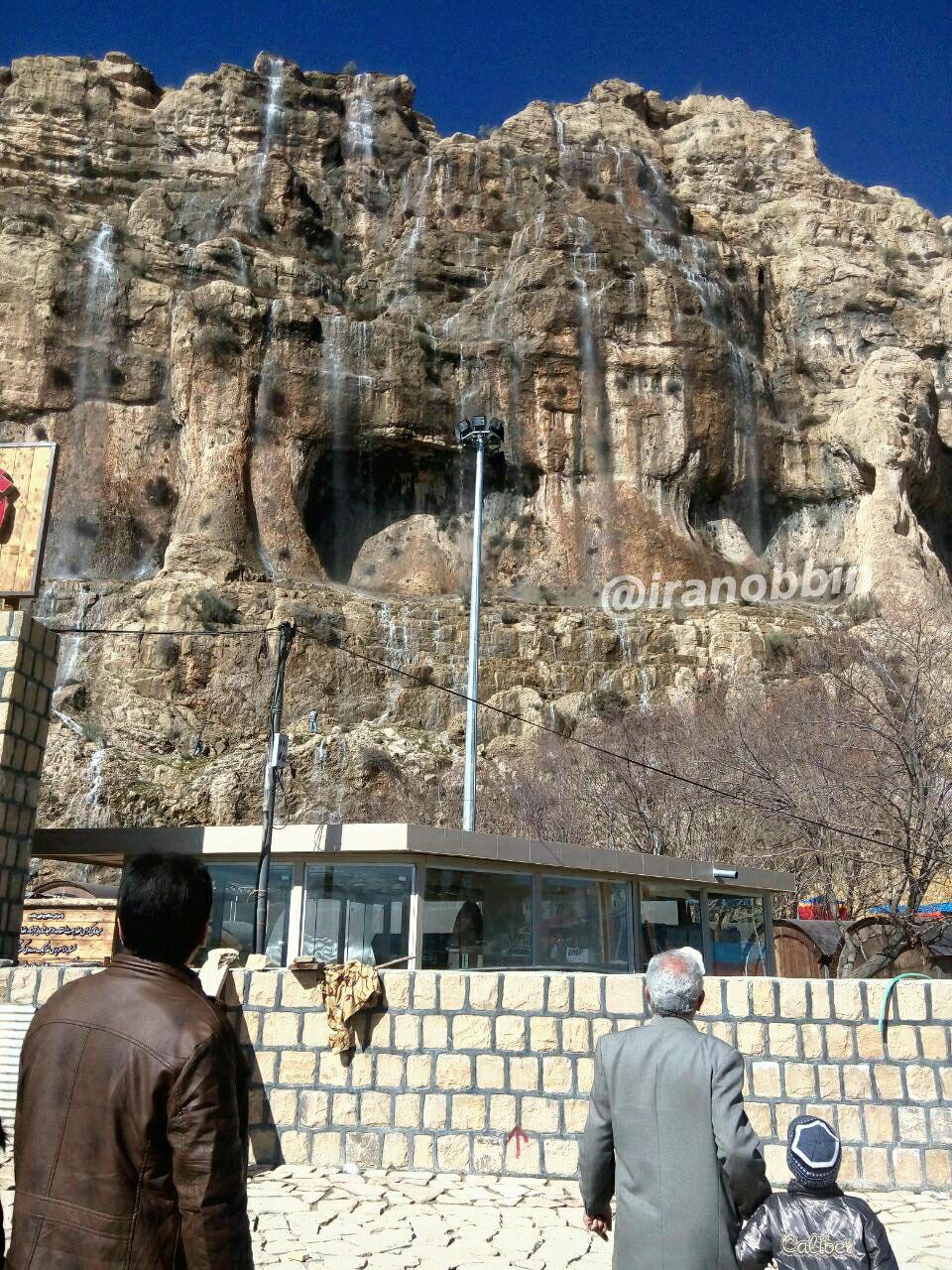 آبشار طبیعی زیبا  -  جاده شیراز _ بوشهر- استان فارس