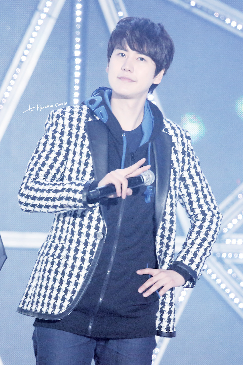 http://s6.picofile.com/file/8242946234/141018_smtown_kyuhyun_hyunlove_7.jpg