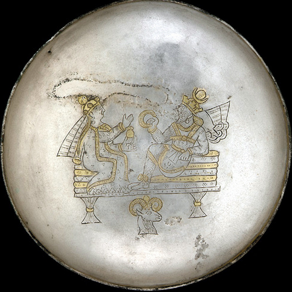 بشقاب نقره ای با نقش شاه ساسانی و همسرش