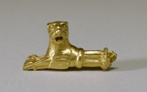شیر طلایی انتهای بازوبند، سده ی نهم پیش از میلاد