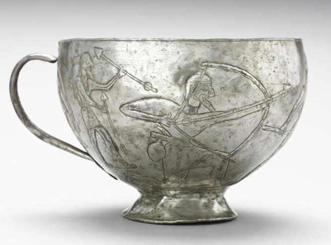 فنجان نقره ای سه هزار ساله با نقش شکار شیر