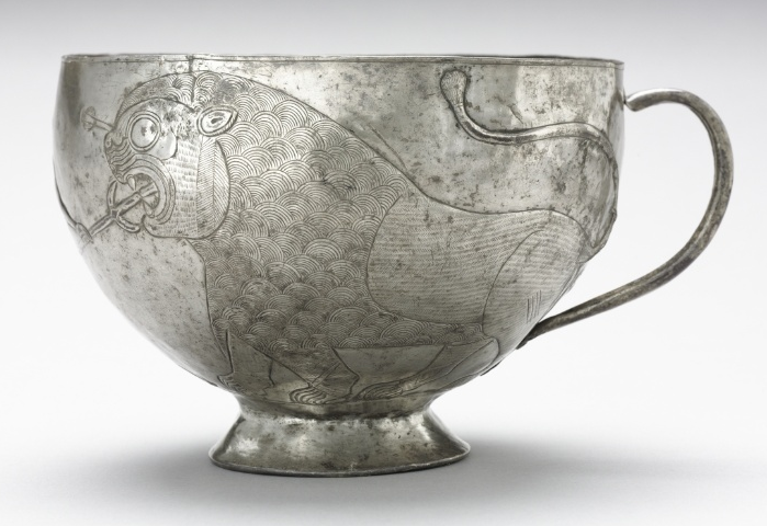 فنجان نقره ای سه هزار ساله با نقش شکار شیر