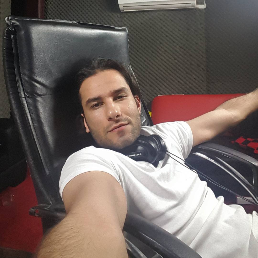 http://s6.picofile.com/file/8247432592/instam1.jpg