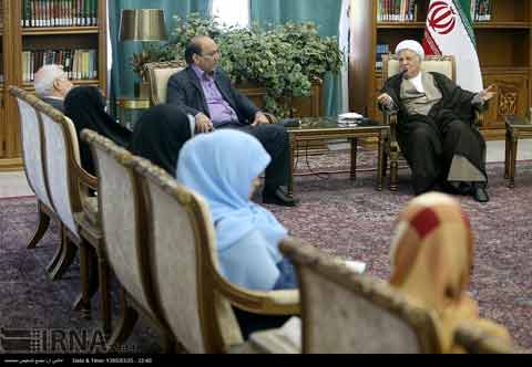آیینه یزد - تیم اقتصادی دولت باید مثلث شوم تورم، رکود و بیکاری را حل کند