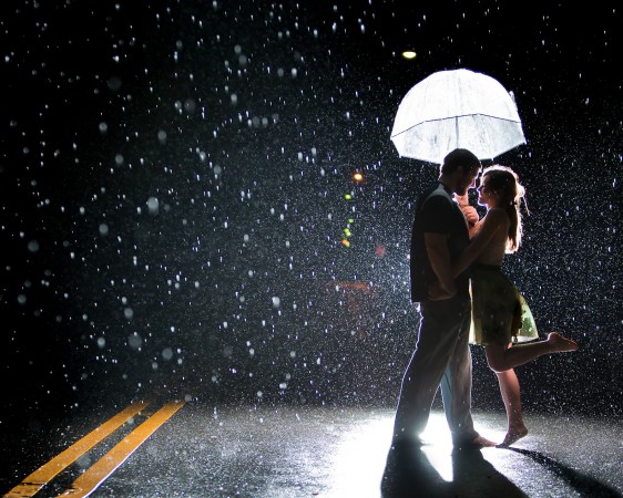 http://s6.picofile.com/file/8257181850/Joy_of_couple_on_a_rainy_street_562x450.jpg